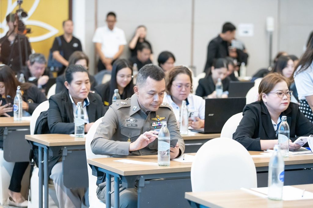 สำนักงานสถิติแห่งชาติ เดินหน้ายกระดับสถิติระดับจังหวัดและภาคีเครือข่ายสมุทรสงคราม จัดอบรมสัมมนา "ประยุกต์ใช้ AI และเทคโนโลยีดิจิทัล ขับเคลื่อนการตัดสินใจยุคใหม่" โดยวิทยากร อาจารย์ ดร.ต้นรัก ธวัชชัย สุขสีดา ผู้เชี่ยวชาญด้านเทคโนโลยีดิจิทัลและ AI ประยุกต์ใช้ ai สำนักงานสถิติแห่งชาติ อ.ดร.ต้นรัก ธวัชชัย 9
