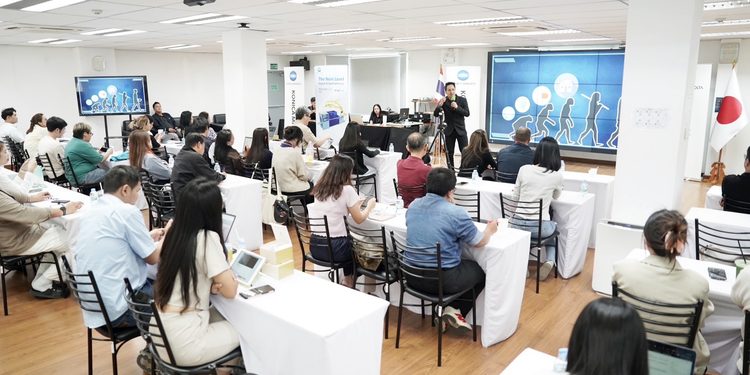 บรรยากาศการอบรมเต็มไปด้วยความคึกคัก ตื่นตัว และแรงบันดาลใจ การกลยุทธ์ในการเดินเกมการตลาดออนไลน์ของธุรกิจสิ่งพิมพ์ยุคดิจิทัล บริษัท โคนิก้า มินอลต้า บิสสิเนส โซลูชันส์ (ประเทศไทย) จำกัด โดยวิทยากร อ.ดร.ต้นรัก ธวัชชัย สุขสีดา ผู้เชี่ยวชาญด้าน Digital Marketing และเทคโนโลยี AI อ.ดร.ต้นรัก ธวัชชัย สุขสีดา การตลาดออนไลน์ของธุรกิจสิ่งพิมพ์ยุคดิจิทัล 3