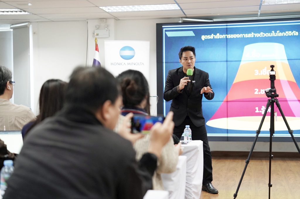บรรยากาศการอบรมเต็มไปด้วยความคึกคัก ตื่นตัว และแรงบันดาลใจ การกลยุทธ์ในการเดินเกมการตลาดออนไลน์ของธุรกิจสิ่งพิมพ์ยุคดิจิทัล บริษัท โคนิก้า มินอลต้า บิสสิเนส โซลูชันส์ (ประเทศไทย) จำกัด โดยวิทยากร อ.ดร.ต้นรัก ธวัชชัย สุขสีดา ผู้เชี่ยวชาญด้าน Digital Marketing และเทคโนโลยี AI อ.ดร.ต้นรัก ธวัชชัย สุขสีดา การตลาดออนไลน์ของธุรกิจสิ่งพิมพ์ยุคดิจิทัล 6