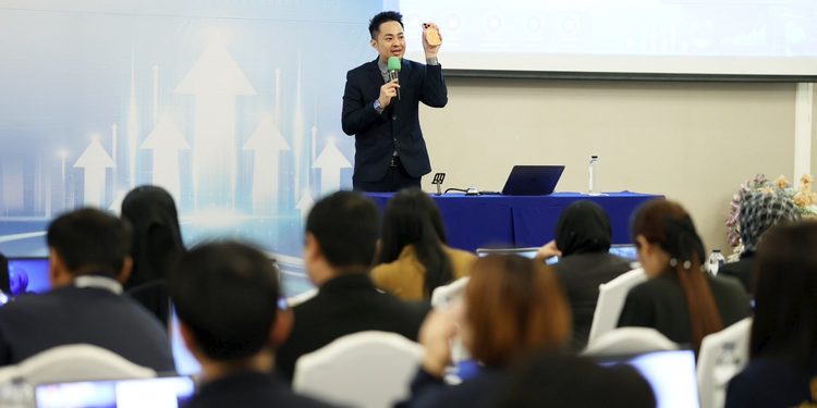 อ.ดร.ต้นรัก วิทยากรการประยุกต์ใช้ ai หน่วยงานรัฐ