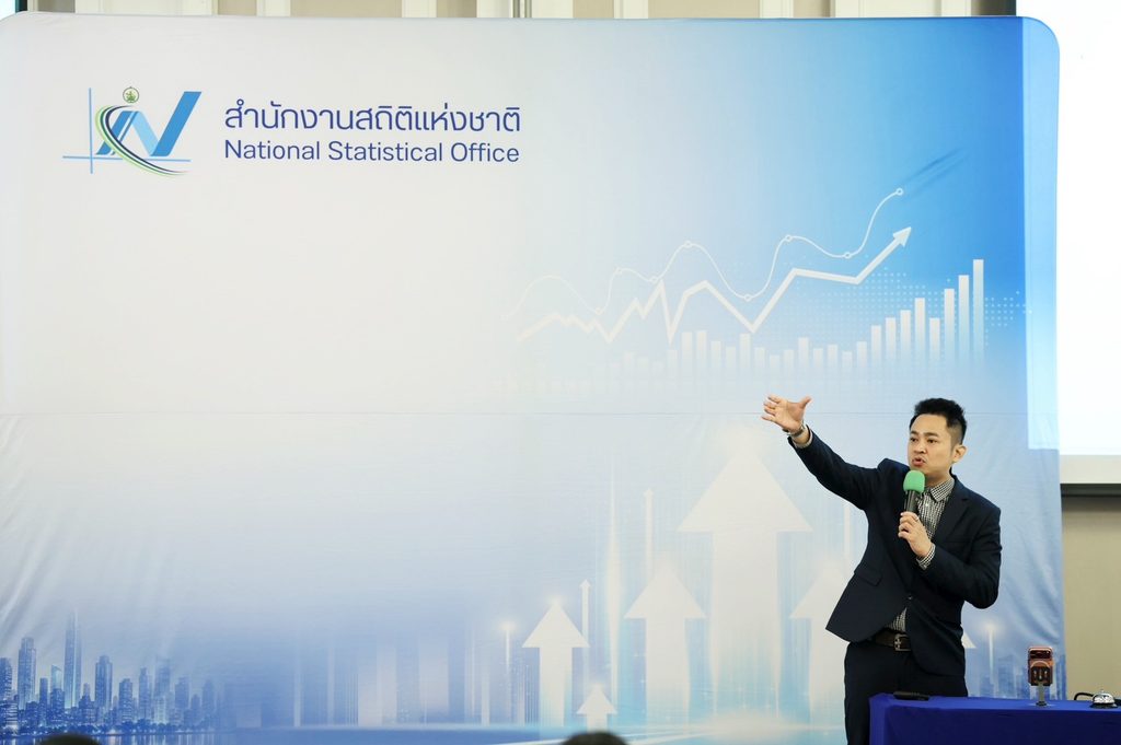 อ.ดร.ต้นรัก วิทยากรการประยุกต์ใช้ ai หน่วยงานรัฐ. 2