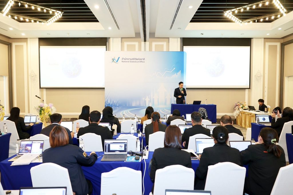 อ.ดร.ต้นรัก วิทยากรการประยุกต์ใช้ ai หน่วยงานรัฐ. 3