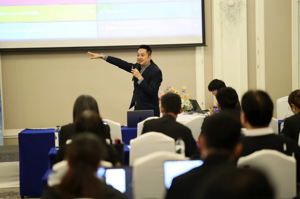 อ.ดร.ต้นรัก วิทยากรการประยุกต์ใช้ ai หน่วยงานรัฐ. 7