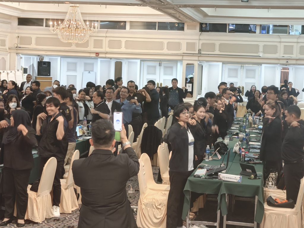 อบรมสัมมนา "นวัตกรรมดิจิทัลและการประยุกต์ AI ในงานภาครัฐ” สำหรับผู้บริหาร ผอ. รอง ผอ. ข้าราชการครู และเจ้าหน้าที่ จากสำนักงานส่งเสริมการเรียนรู้ประจำกรุงเทพมหานคร ทั้ง 50 เขต กว่า 290 ท่าน โดยวิทยากร อ.ดร.ต้นรัก ธวัชชัย สุขสีดา ผู้เชี่ยวชาญด้านปัญญาประดิษฐ์ (Generative AI) อ.ดร.ต้นรัก วิทยากรนวัตกรรมดิจิทัล ai งานภาครัฐ 10