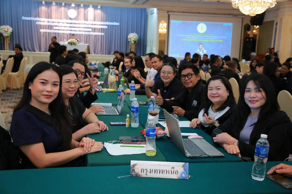 อบรมสัมมนา "นวัตกรรมดิจิทัลและการประยุกต์ AI ในงานภาครัฐ” สำหรับผู้บริหาร ผอ. รอง ผอ. ข้าราชการครู และเจ้าหน้าที่ จากสำนักงานส่งเสริมการเรียนรู้ประจำกรุงเทพมหานคร ทั้ง 50 เขต กว่า 290 ท่าน โดยวิทยากร อ.ดร.ต้นรัก ธวัชชัย สุขสีดา ผู้เชี่ยวชาญด้านปัญญาประดิษฐ์ (Generative AI) อ.ดร.ต้นรัก วิทยากรนวัตกรรมดิจิทัล ai งานภาครัฐ 14