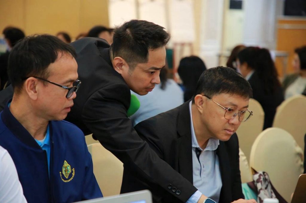 อบรมสัมมนา "นวัตกรรมดิจิทัลและการประยุกต์ AI ในงานภาครัฐ” สำหรับผู้บริหาร ผอ. รอง ผอ. ข้าราชการครู และเจ้าหน้าที่ จากสำนักงานส่งเสริมการเรียนรู้ประจำกรุงเทพมหานคร ทั้ง 50 เขต กว่า 290 ท่าน โดยวิทยากร อ.ดร.ต้นรัก ธวัชชัย สุขสีดา ผู้เชี่ยวชาญด้านปัญญาประดิษฐ์ (Generative AI) อ.ดร.ต้นรัก วิทยากรนวัตกรรมดิจิทัล ai งานภาครัฐ 16