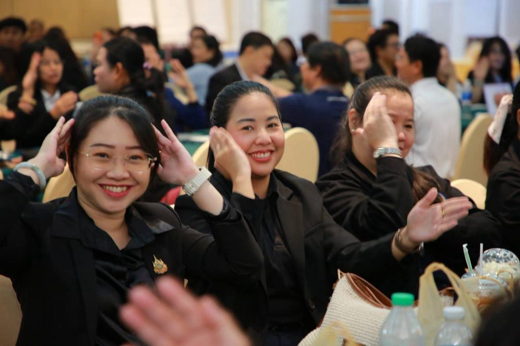 อบรมสัมมนา "นวัตกรรมดิจิทัลและการประยุกต์ AI ในงานภาครัฐ” สำหรับผู้บริหาร ผอ. รอง ผอ. ข้าราชการครู และเจ้าหน้าที่ จากสำนักงานส่งเสริมการเรียนรู้ประจำกรุงเทพมหานคร ทั้ง 50 เขต กว่า 290 ท่าน โดยวิทยากร อ.ดร.ต้นรัก ธวัชชัย สุขสีดา ผู้เชี่ยวชาญด้านปัญญาประดิษฐ์ (Generative AI) อ.ดร.ต้นรัก วิทยากรนวัตกรรมดิจิทัล ai งานภาครัฐ 17