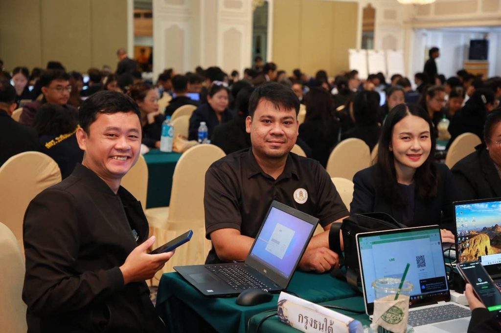 อบรมสัมมนา "นวัตกรรมดิจิทัลและการประยุกต์ AI ในงานภาครัฐ” สำหรับผู้บริหาร ผอ. รอง ผอ. ข้าราชการครู และเจ้าหน้าที่ จากสำนักงานส่งเสริมการเรียนรู้ประจำกรุงเทพมหานคร ทั้ง 50 เขต กว่า 290 ท่าน โดยวิทยากร อ.ดร.ต้นรัก ธวัชชัย สุขสีดา ผู้เชี่ยวชาญด้านปัญญาประดิษฐ์ (Generative AI) อ.ดร.ต้นรัก วิทยากรนวัตกรรมดิจิทัล ai งานภาครัฐ 18