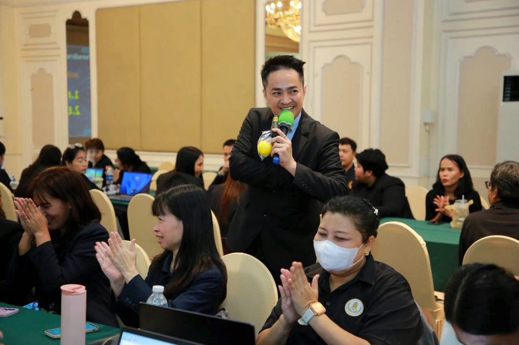 อบรมสัมมนา "นวัตกรรมดิจิทัลและการประยุกต์ AI ในงานภาครัฐ” สำหรับผู้บริหาร ผอ. รอง ผอ. ข้าราชการครู และเจ้าหน้าที่ จากสำนักงานส่งเสริมการเรียนรู้ประจำกรุงเทพมหานคร ทั้ง 50 เขต กว่า 290 ท่าน โดยวิทยากร อ.ดร.ต้นรัก ธวัชชัย สุขสีดา ผู้เชี่ยวชาญด้านปัญญาประดิษฐ์ (Generative AI) อ.ดร.ต้นรัก วิทยากรนวัตกรรมดิจิทัล ai งานภาครัฐ 2