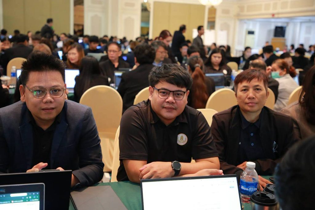 อบรมสัมมนา "นวัตกรรมดิจิทัลและการประยุกต์ AI ในงานภาครัฐ” สำหรับผู้บริหาร ผอ. รอง ผอ. ข้าราชการครู และเจ้าหน้าที่ จากสำนักงานส่งเสริมการเรียนรู้ประจำกรุงเทพมหานคร ทั้ง 50 เขต กว่า 290 ท่าน โดยวิทยากร อ.ดร.ต้นรัก ธวัชชัย สุขสีดา ผู้เชี่ยวชาญด้านปัญญาประดิษฐ์ (Generative AI) อ.ดร.ต้นรัก วิทยากรนวัตกรรมดิจิทัล ai งานภาครัฐ 20