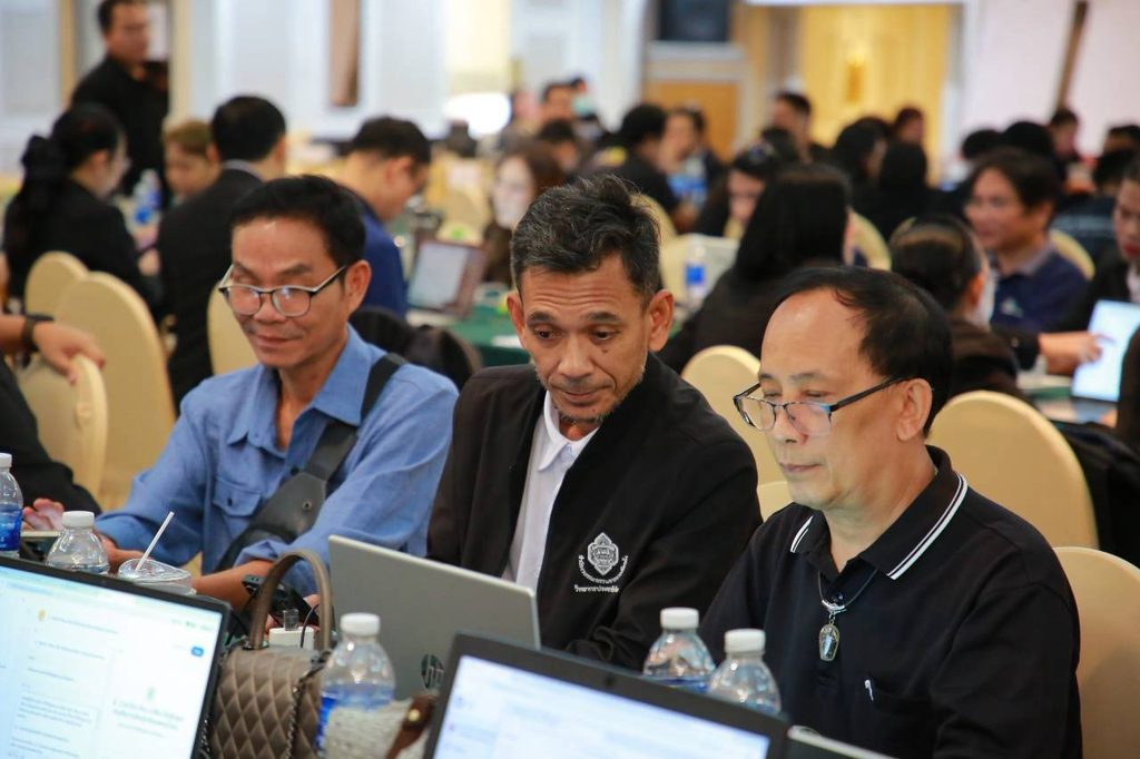 อบรมสัมมนา "นวัตกรรมดิจิทัลและการประยุกต์ AI ในงานภาครัฐ” สำหรับผู้บริหาร ผอ. รอง ผอ. ข้าราชการครู และเจ้าหน้าที่ จากสำนักงานส่งเสริมการเรียนรู้ประจำกรุงเทพมหานคร ทั้ง 50 เขต กว่า 290 ท่าน โดยวิทยากร อ.ดร.ต้นรัก ธวัชชัย สุขสีดา ผู้เชี่ยวชาญด้านปัญญาประดิษฐ์ (Generative AI) อ.ดร.ต้นรัก วิทยากรนวัตกรรมดิจิทัล ai งานภาครัฐ 21