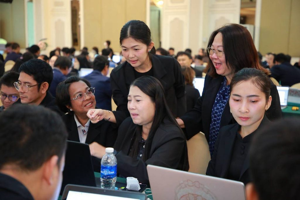 อบรมสัมมนา "นวัตกรรมดิจิทัลและการประยุกต์ AI ในงานภาครัฐ” สำหรับผู้บริหาร ผอ. รอง ผอ. ข้าราชการครู และเจ้าหน้าที่ จากสำนักงานส่งเสริมการเรียนรู้ประจำกรุงเทพมหานคร ทั้ง 50 เขต กว่า 290 ท่าน โดยวิทยากร อ.ดร.ต้นรัก ธวัชชัย สุขสีดา ผู้เชี่ยวชาญด้านปัญญาประดิษฐ์ (Generative AI) อ.ดร.ต้นรัก วิทยากรนวัตกรรมดิจิทัล ai งานภาครัฐ 25