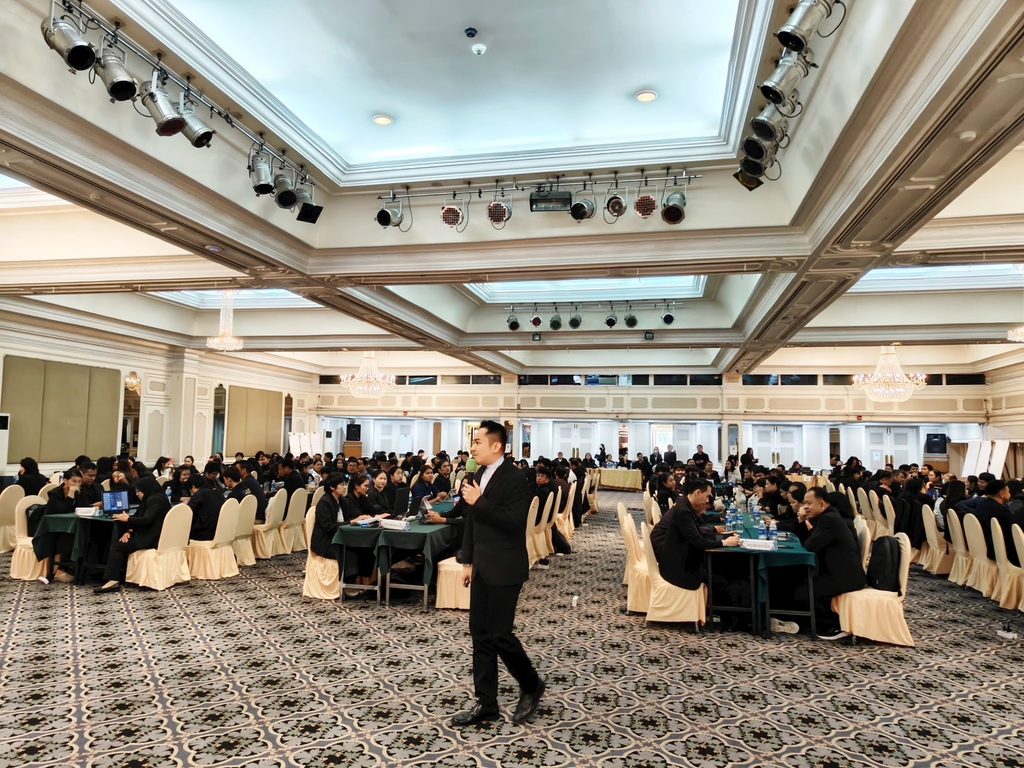อบรมสัมมนา "นวัตกรรมดิจิทัลและการประยุกต์ AI ในงานภาครัฐ” สำหรับผู้บริหาร ผอ. รอง ผอ. ข้าราชการครู และเจ้าหน้าที่ จากสำนักงานส่งเสริมการเรียนรู้ประจำกรุงเทพมหานคร ทั้ง 50 เขต กว่า 290 ท่าน โดยวิทยากร อ.ดร.ต้นรัก ธวัชชัย สุขสีดา ผู้เชี่ยวชาญด้านปัญญาประดิษฐ์ (Generative AI) อ.ดร.ต้นรัก วิทยากรนวัตกรรมดิจิทัล ai งานภาครัฐ 3