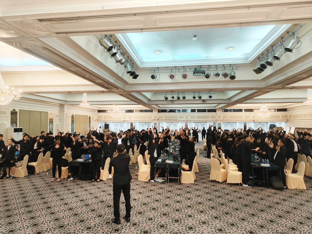 อบรมสัมมนา "นวัตกรรมดิจิทัลและการประยุกต์ AI ในงานภาครัฐ” สำหรับผู้บริหาร ผอ. รอง ผอ. ข้าราชการครู และเจ้าหน้าที่ จากสำนักงานส่งเสริมการเรียนรู้ประจำกรุงเทพมหานคร ทั้ง 50 เขต กว่า 290 ท่าน โดยวิทยากร อ.ดร.ต้นรัก ธวัชชัย สุขสีดา ผู้เชี่ยวชาญด้านปัญญาประดิษฐ์ (Generative AI) อ.ดร.ต้นรัก วิทยากรนวัตกรรมดิจิทัล ai งานภาครัฐ 4