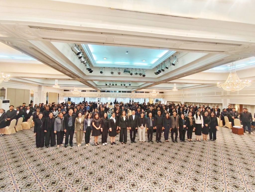 อบรมสัมมนา "นวัตกรรมดิจิทัลและการประยุกต์ AI ในงานภาครัฐ” สำหรับผู้บริหาร ผอ. รอง ผอ. ข้าราชการครู และเจ้าหน้าที่ จากสำนักงานส่งเสริมการเรียนรู้ประจำกรุงเทพมหานคร ทั้ง 50 เขต กว่า 290 ท่าน โดยวิทยากร อ.ดร.ต้นรัก ธวัชชัย สุขสีดา ผู้เชี่ยวชาญด้านปัญญาประดิษฐ์ (Generative AI) อ.ดร.ต้นรัก วิทยากรนวัตกรรมดิจิทัล ai งานภาครัฐ 5