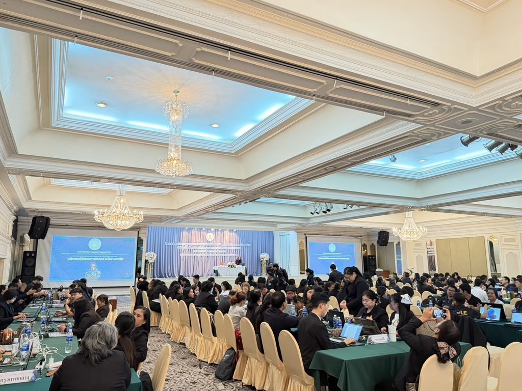 อบรมสัมมนา "นวัตกรรมดิจิทัลและการประยุกต์ AI ในงานภาครัฐ” สำหรับผู้บริหาร ผอ. รอง ผอ. ข้าราชการครู และเจ้าหน้าที่ จากสำนักงานส่งเสริมการเรียนรู้ประจำกรุงเทพมหานคร ทั้ง 50 เขต กว่า 290 ท่าน โดยวิทยากร อ.ดร.ต้นรัก ธวัชชัย สุขสีดา ผู้เชี่ยวชาญด้านปัญญาประดิษฐ์ (Generative AI) อ.ดร.ต้นรัก วิทยากรนวัตกรรมดิจิทัล ai งานภาครัฐ 9